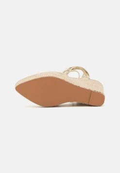 Sandales À Plateforme - Gold 10 Sandales À Plateforme - Gold -Tamaris Boutique 10bb7b6acae3471b89d320215934500d