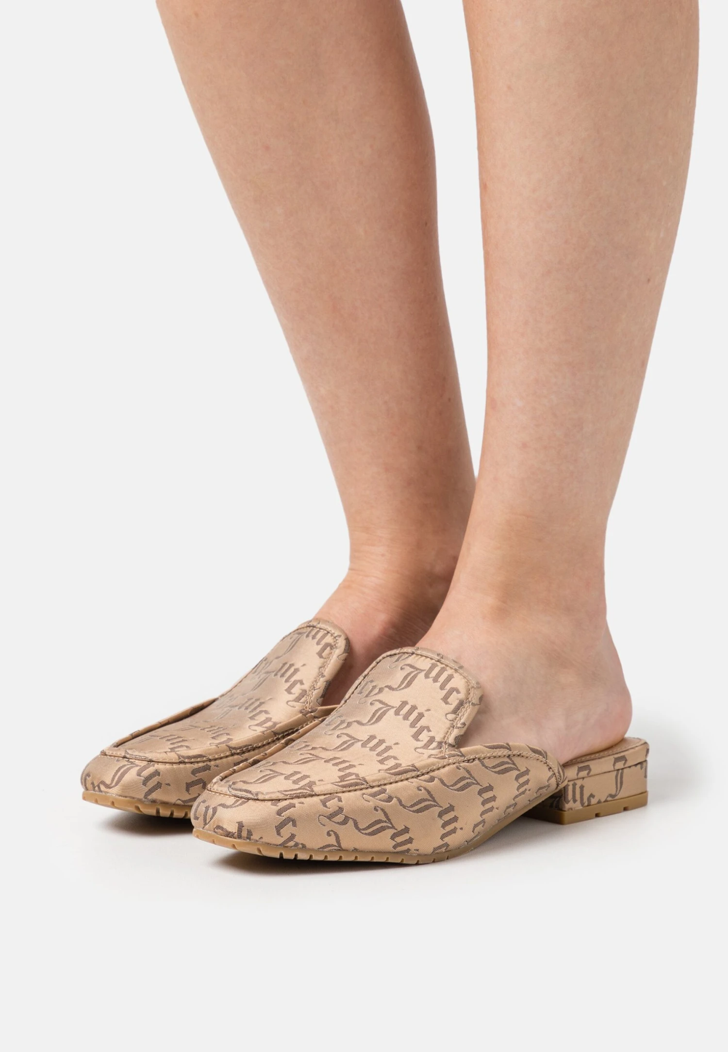 Juicy Couture Portia Jaquard Loafer - Mules - Warm Taupe 1 Juicy Couture Portia Jaquard Loafer - Mules - Warm Taupe