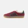 Adidas Originals GAZELLE INDOOR UNISEX - Baskets Basses - Shadow Red/shadow Green/white