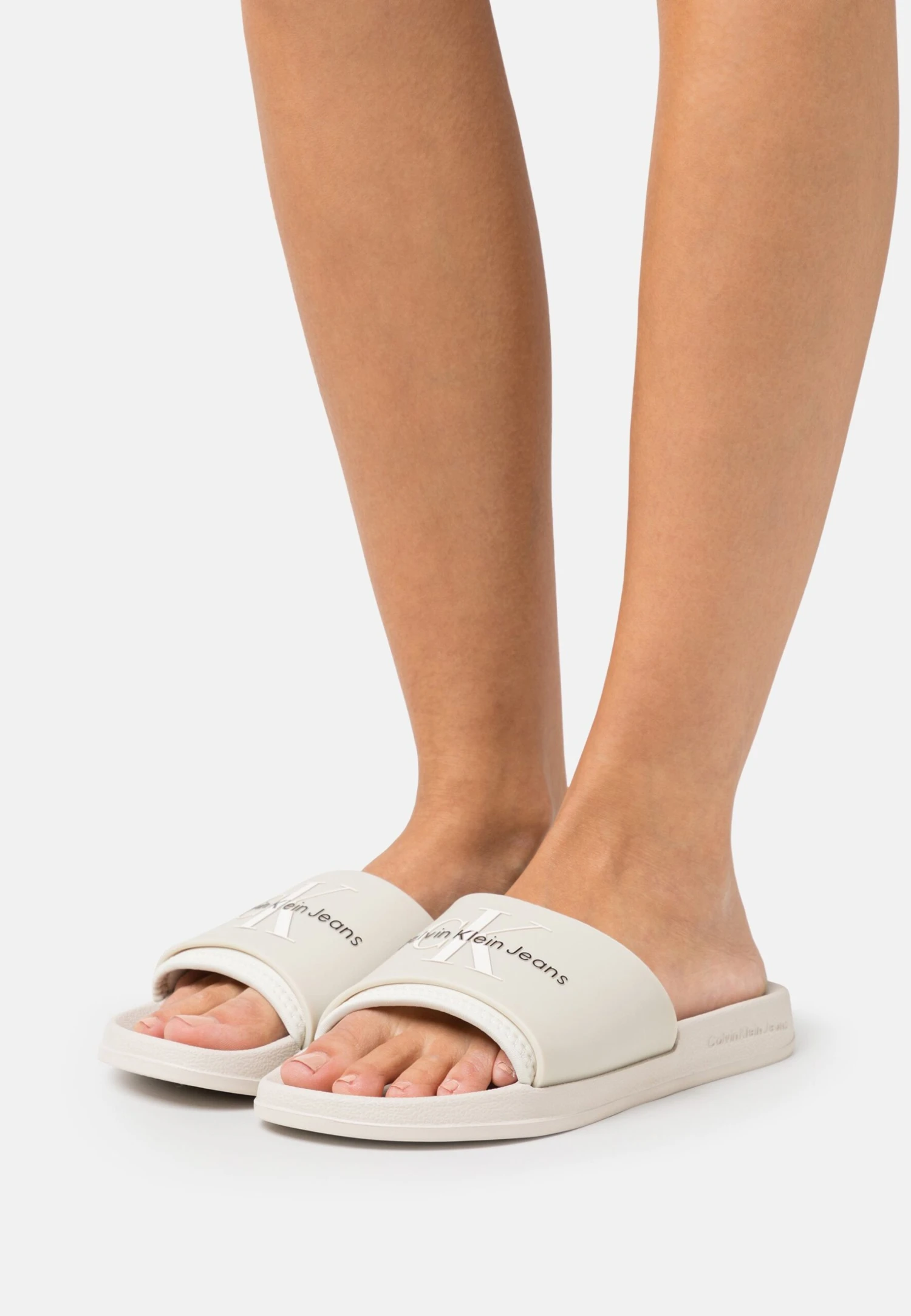 Calvin Klein Jeans Slide Monogram - Sandales De Bain - Ancient White/Eggshell 1 Calvin Klein Jeans Slide Monogram - Sandales De Bain - Ancient White/Eggshell