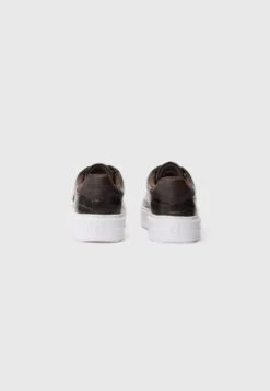 Guess DENESA 15 - Baskets Basses - Dark Brown -Tamaris Boutique d297f02c34234ddd84ad9cb882bc1b3e