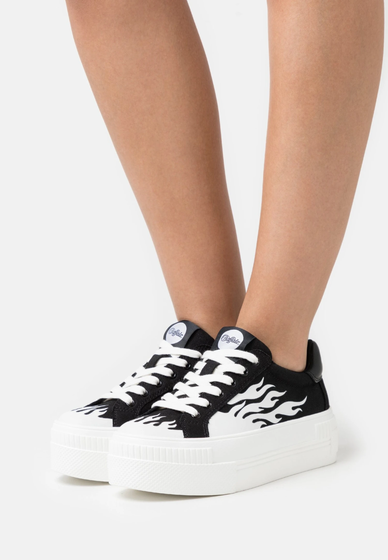 Buffalo Paired Flame - Baskets Basses - Black/White 1 Buffalo Paired Flame - Baskets Basses - Black/White